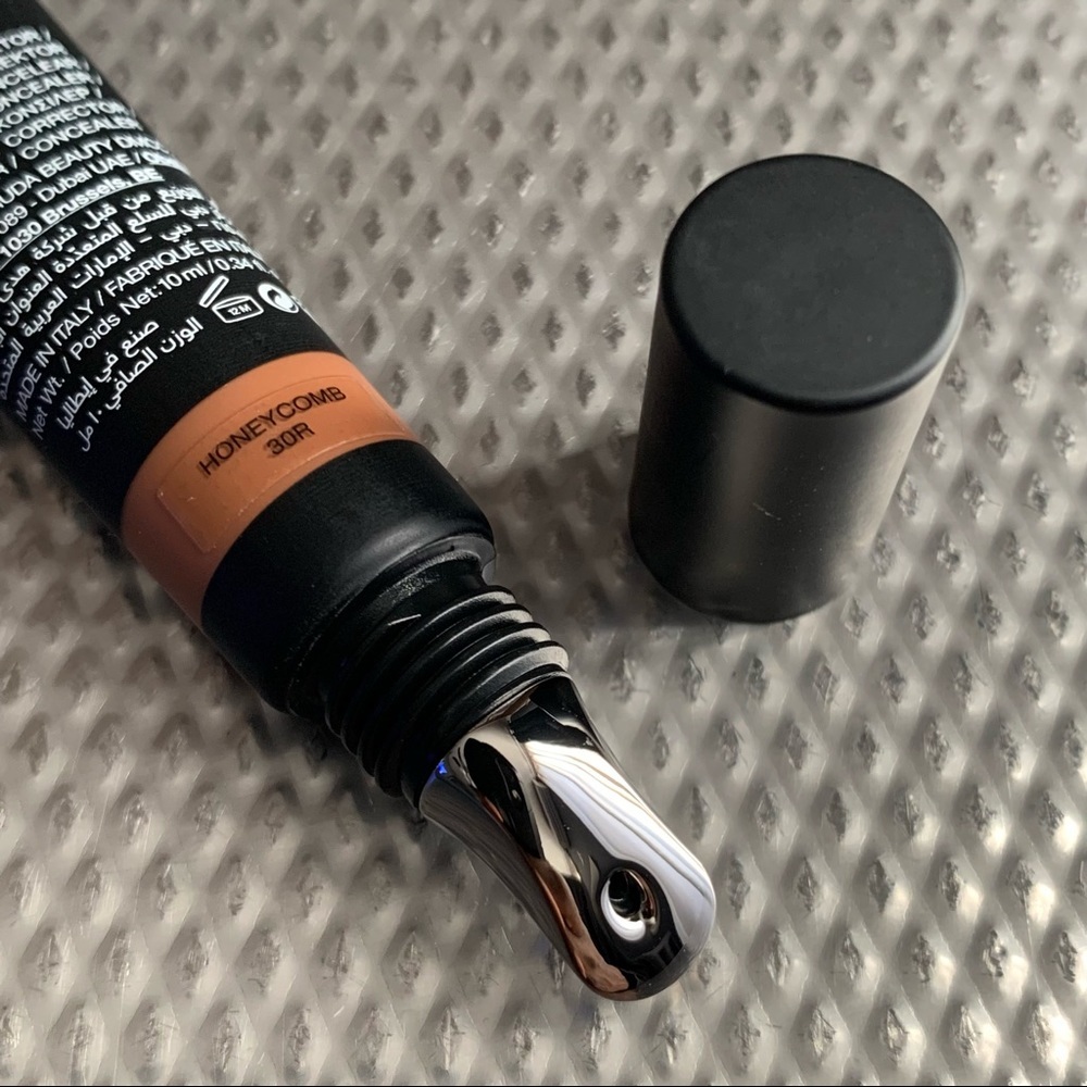 HUDA BEAUTY Overachiever High Coverage Concealer - Picture 3 of 4